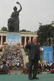 Wiesnstadtrat Helmut Schmid durfte den "Erzherzog Albrecht Marsch" dirigieren (Foto: Ingrid Grossmann)